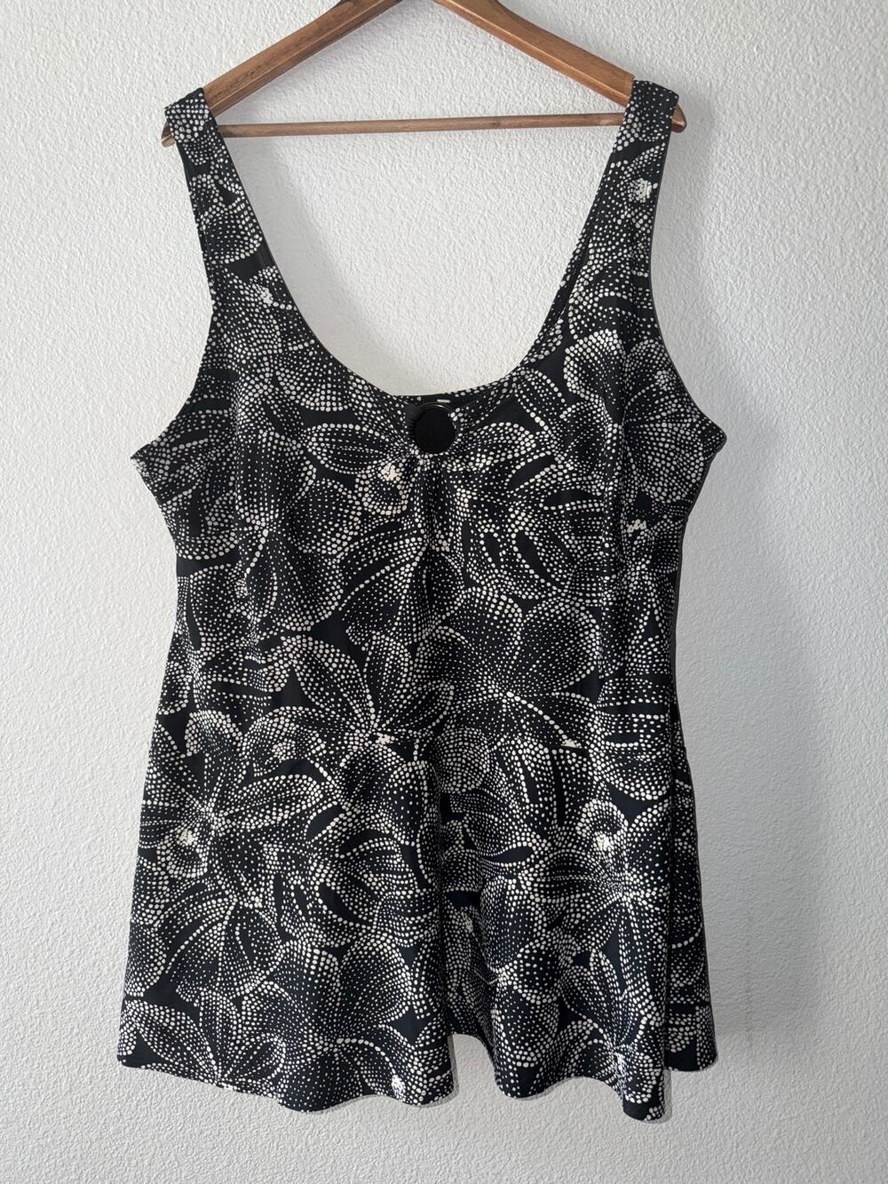 Islander 24W Black White Floral Tankini Swim Top Shelf Bra Plus Size